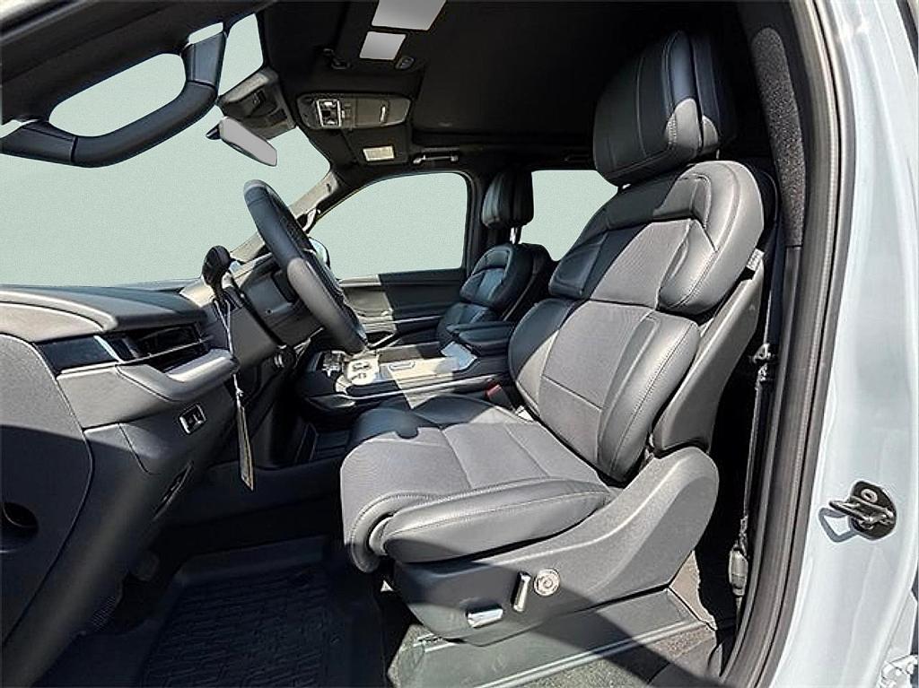 new 2025 Lincoln Navigator car, priced at $103,807