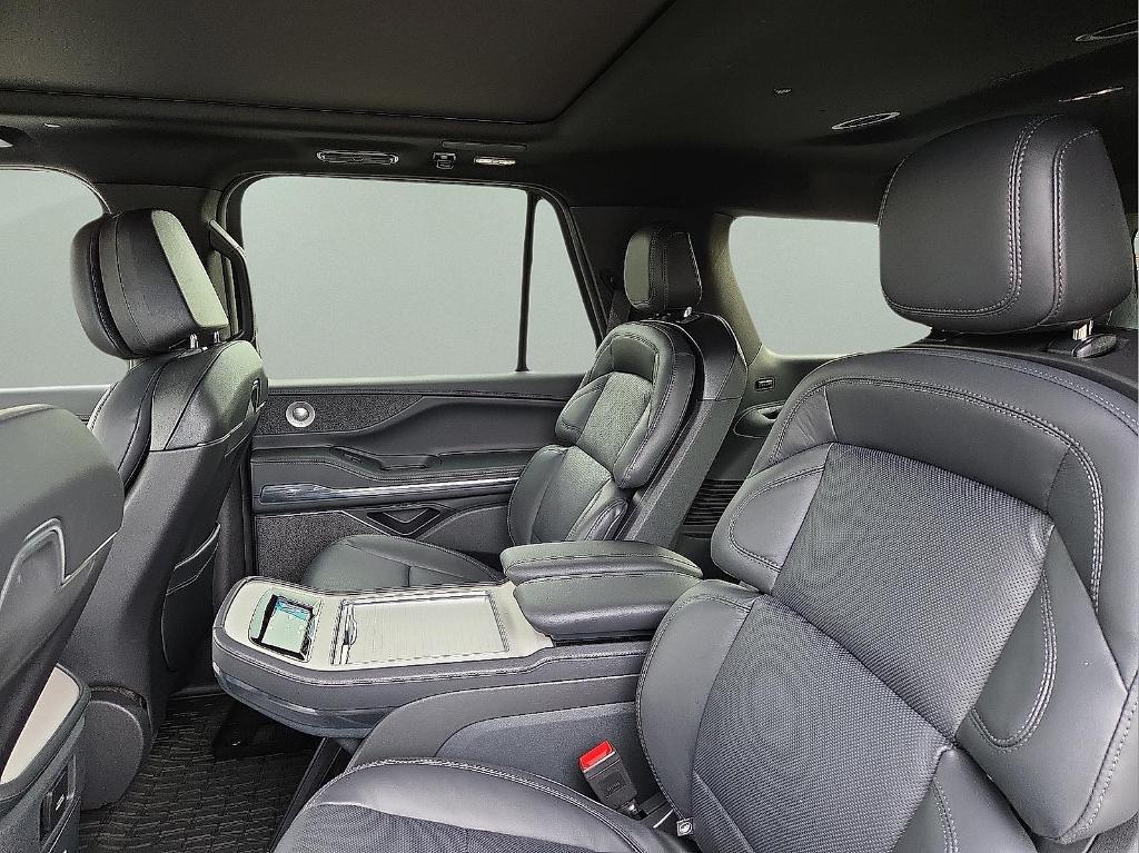 new 2025 Lincoln Navigator car, priced at $106,580
