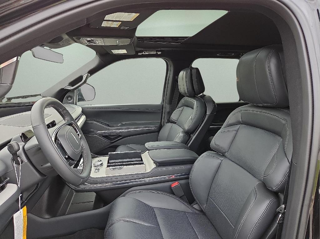 new 2025 Lincoln Navigator car, priced at $106,580