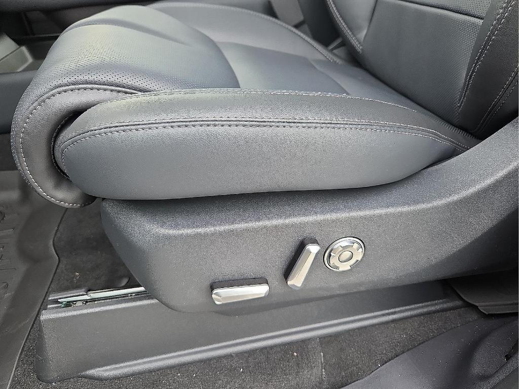 new 2025 Lincoln Navigator car, priced at $106,580