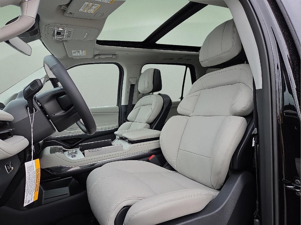 new 2025 Lincoln Navigator car, priced at $105,090