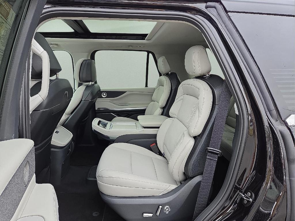 new 2025 Lincoln Navigator car, priced at $105,090