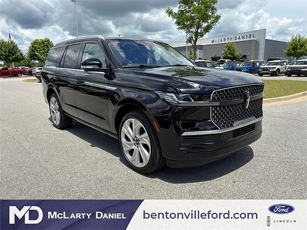 new 2025 Lincoln Navigator car, priced at $106,653