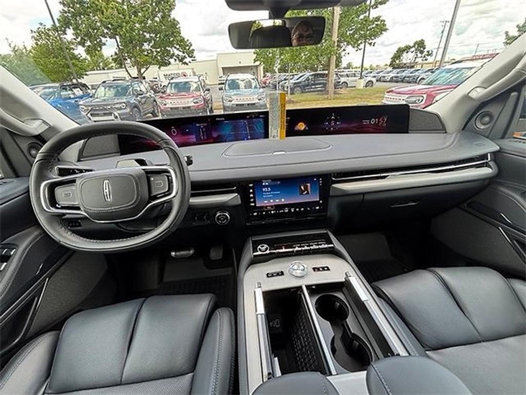 new 2025 Lincoln Navigator car, priced at $106,653
