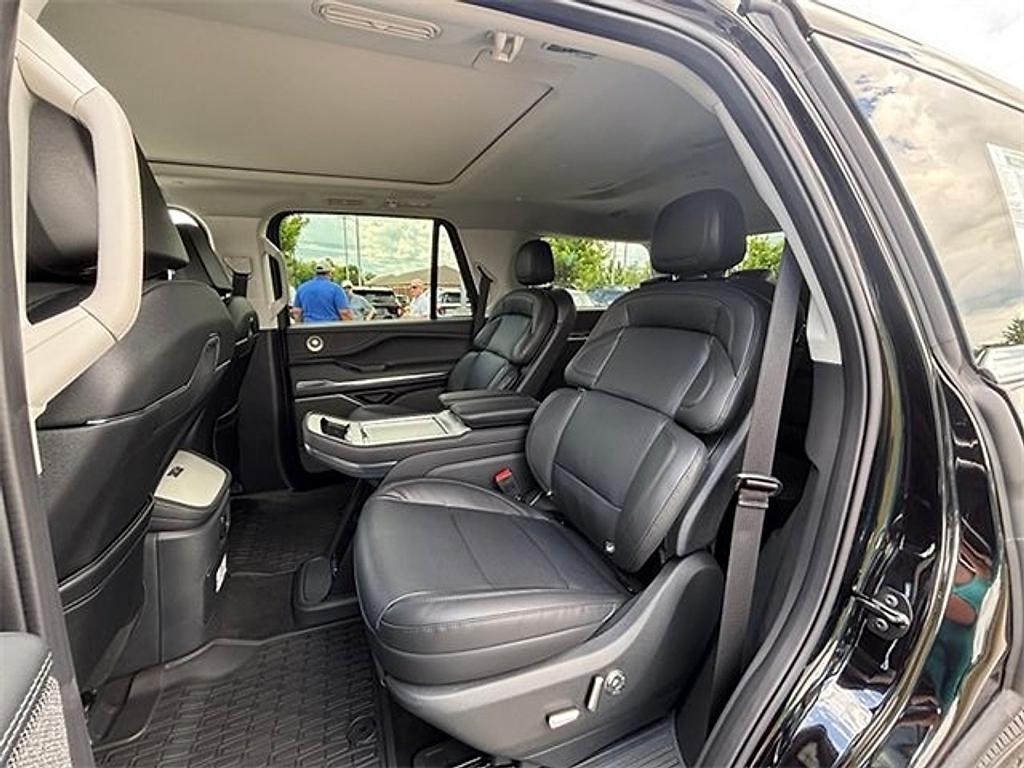 new 2025 Lincoln Navigator car, priced at $106,653