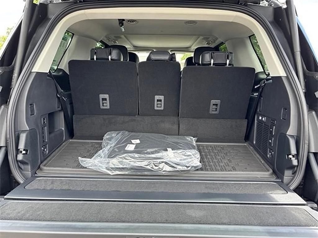 new 2025 Lincoln Navigator car, priced at $106,653