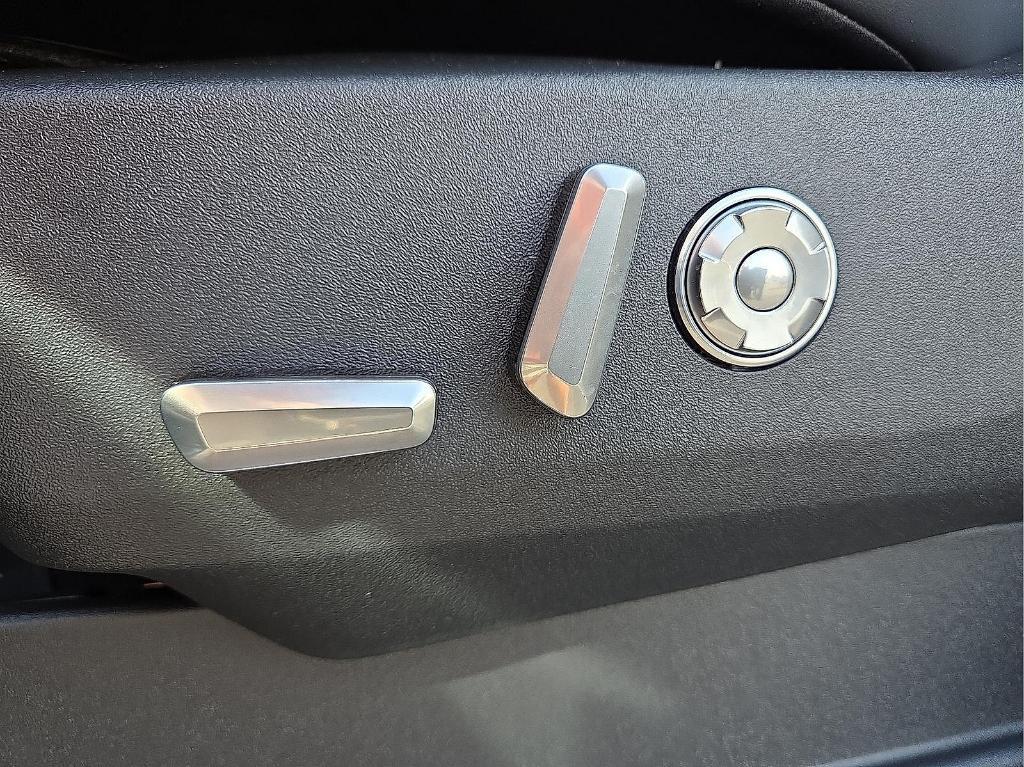 new 2025 Lincoln Navigator car, priced at $102,885