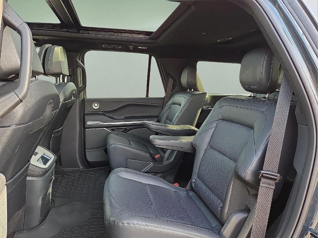 new 2025 Lincoln Navigator car, priced at $102,885