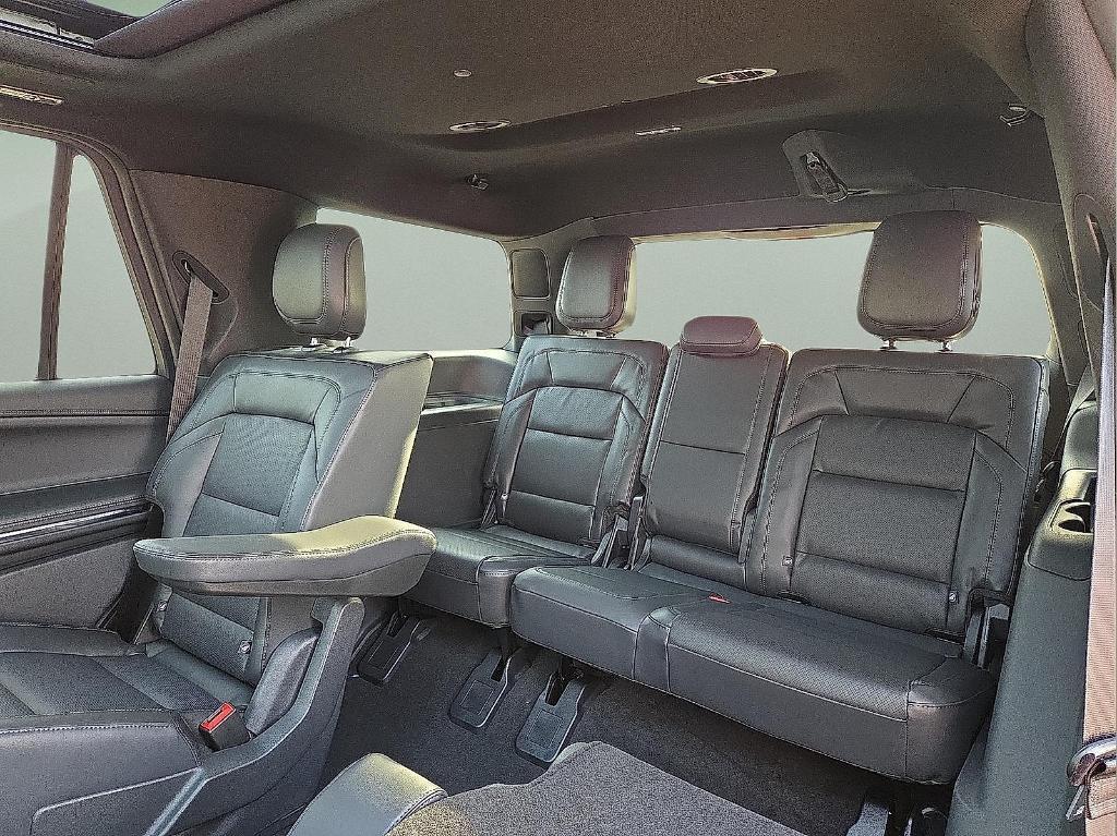 new 2025 Lincoln Navigator car, priced at $102,885