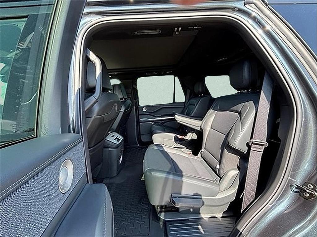 new 2025 Lincoln Navigator car, priced at $103,807