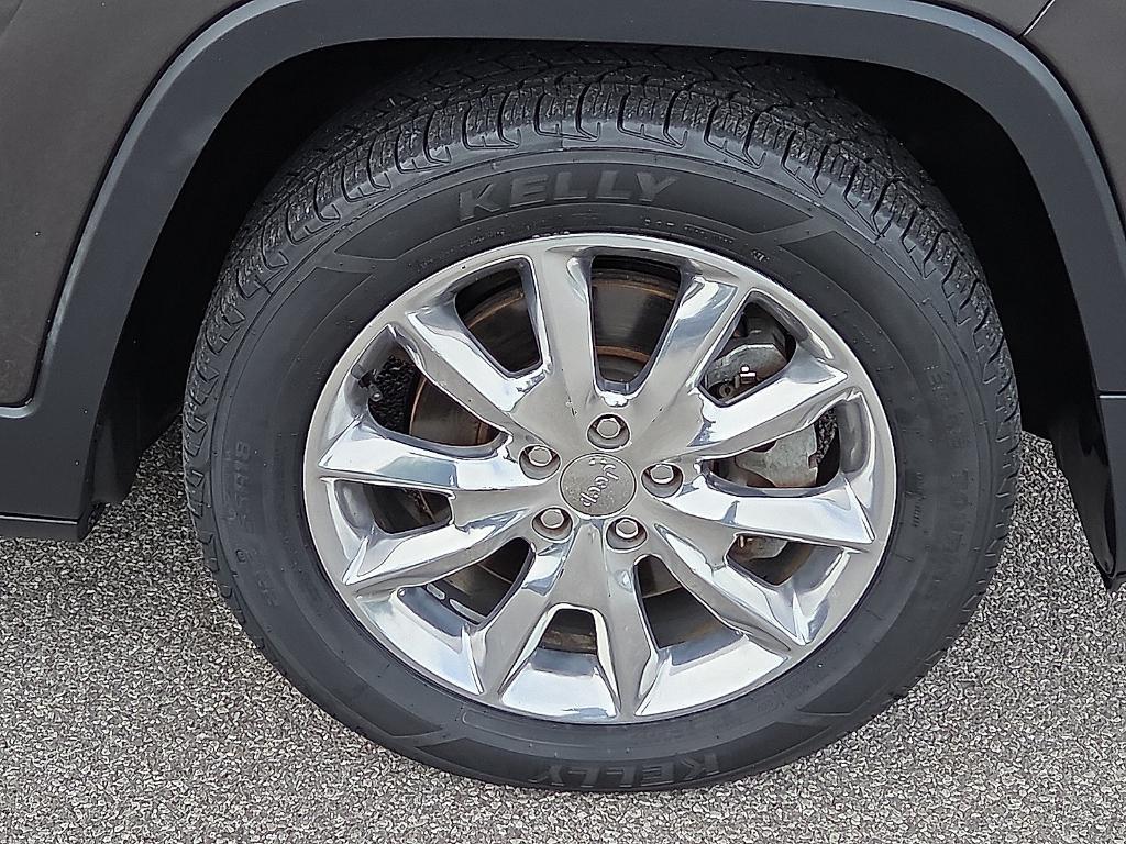 used 2015 Jeep Cherokee car, priced at $11,995