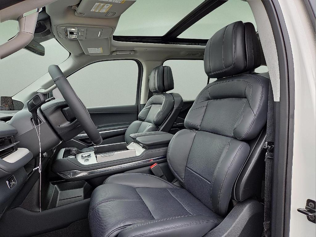 new 2025 Lincoln Navigator car, priced at $102,585
