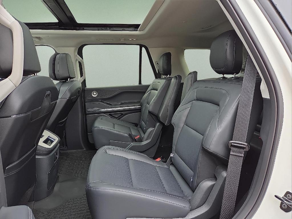 new 2025 Lincoln Navigator car, priced at $102,585