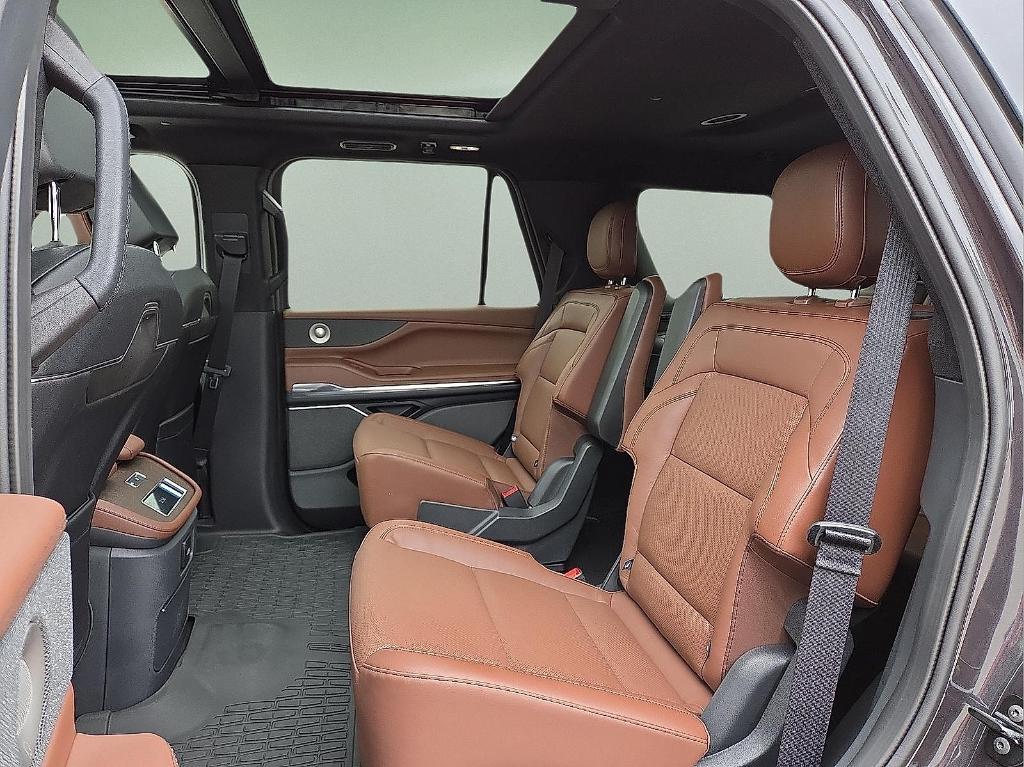 new 2025 Lincoln Navigator car, priced at $102,525