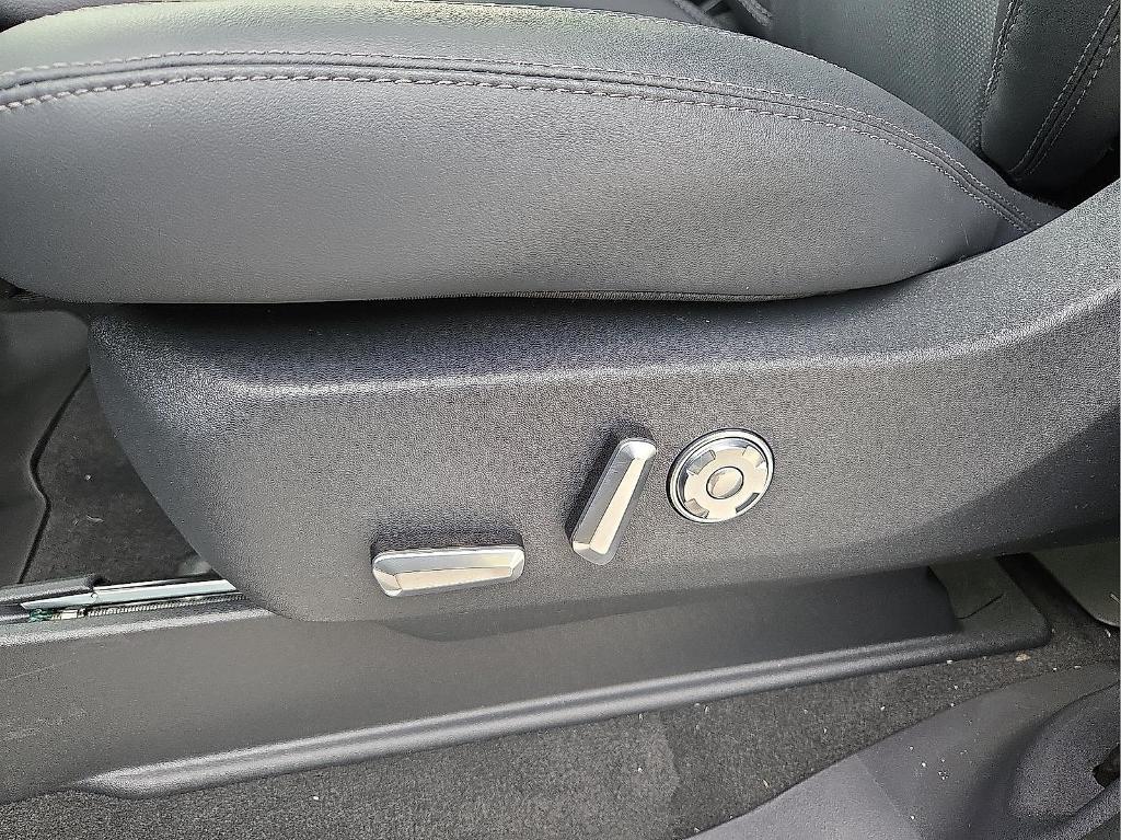 new 2025 Lincoln Navigator car, priced at $103,885