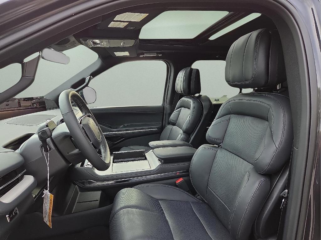 new 2025 Lincoln Navigator car, priced at $103,885