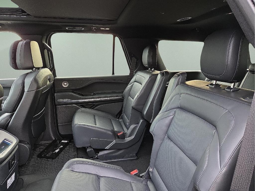 new 2025 Lincoln Navigator car, priced at $103,885