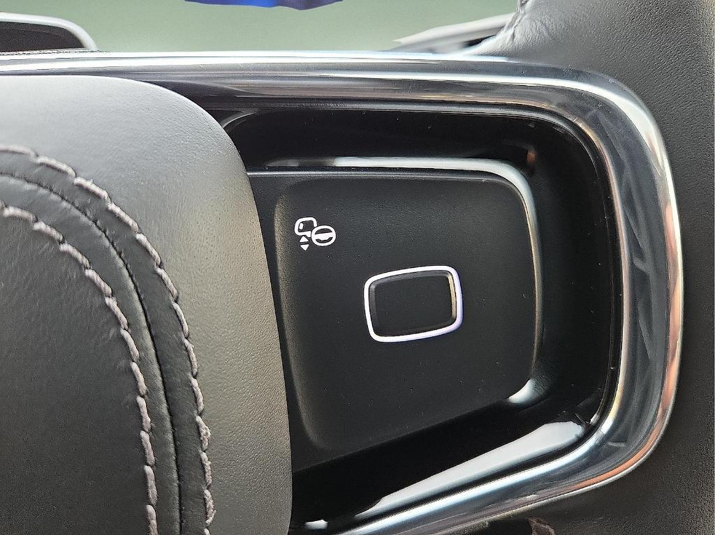 new 2025 Lincoln Navigator car, priced at $103,885