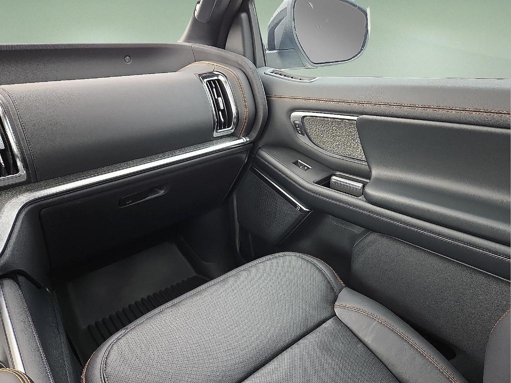 new 2025 Ford Expedition car, priced at $78,002