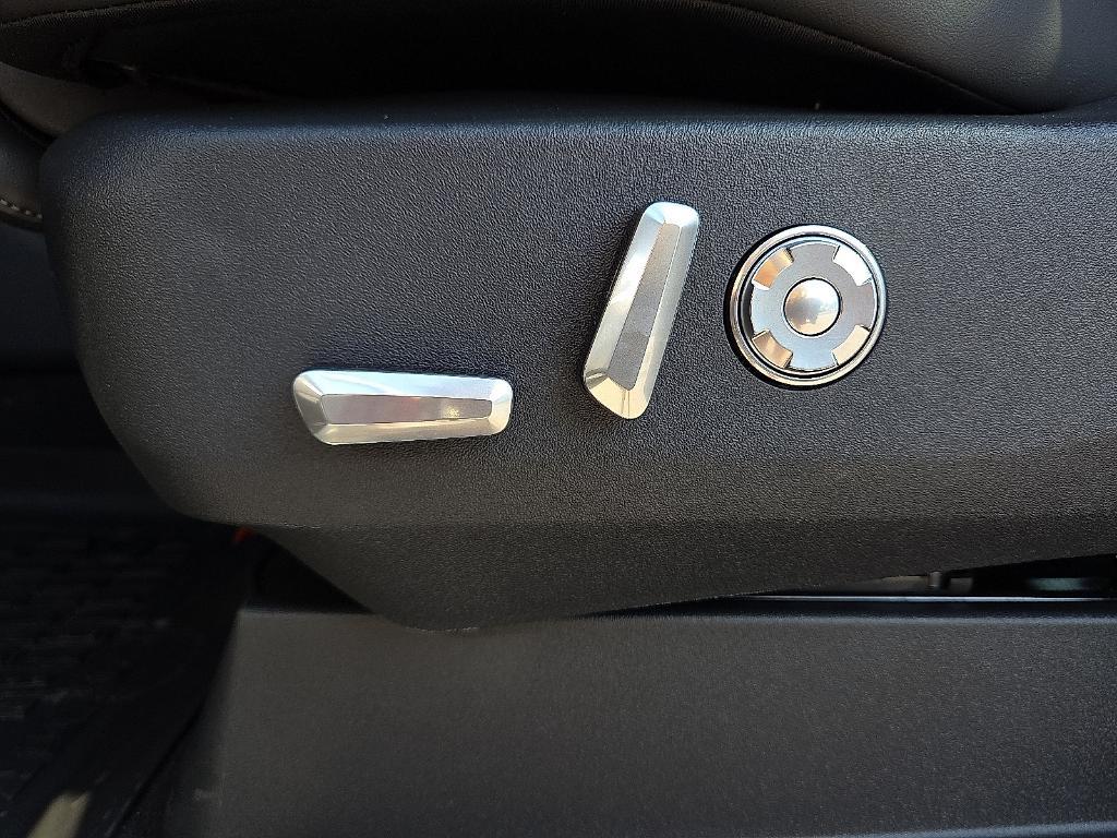 new 2025 Lincoln Navigator car, priced at $100,294