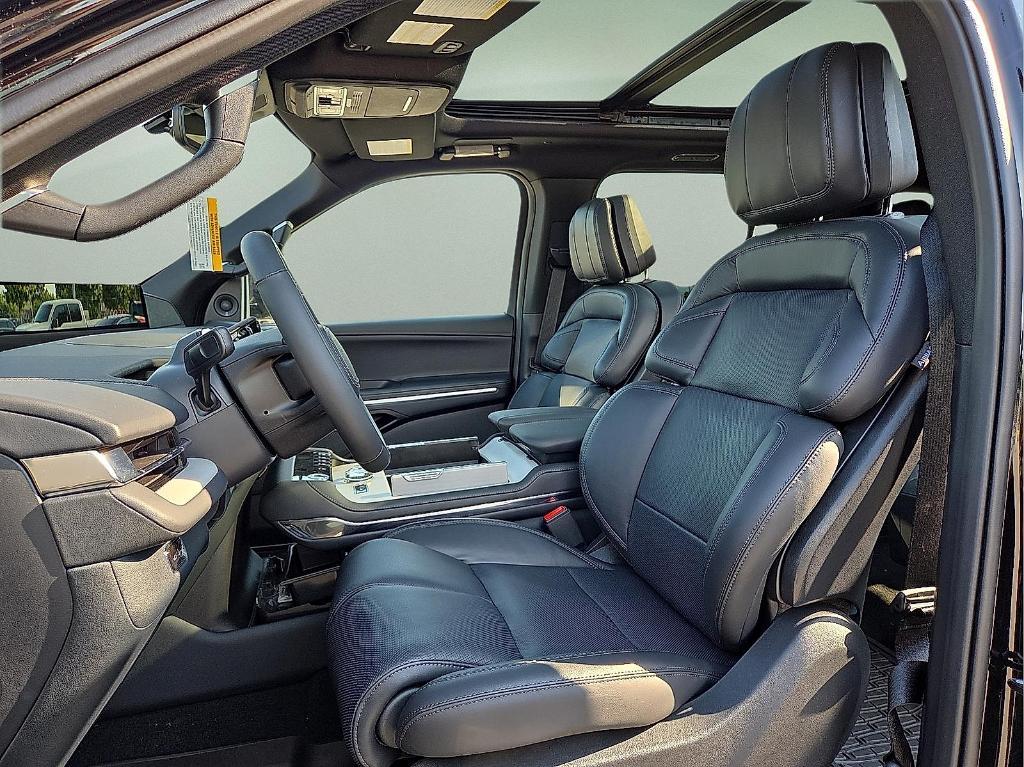 new 2025 Lincoln Navigator car, priced at $100,294