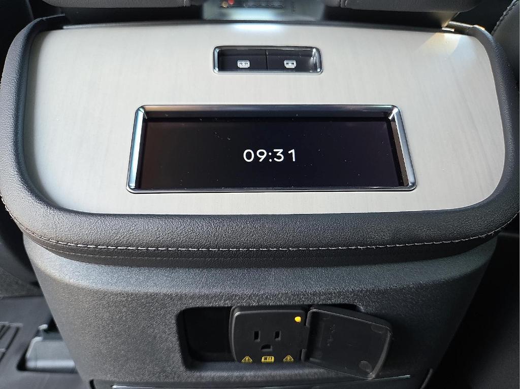 new 2025 Lincoln Navigator car, priced at $100,294