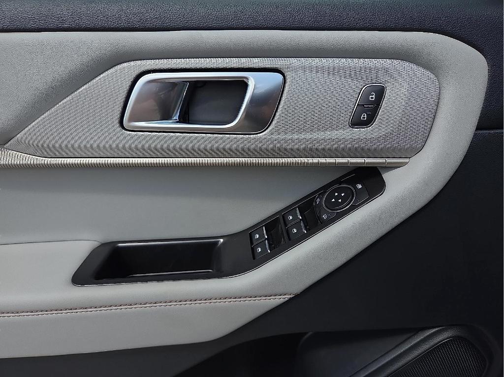 new 2025 Ford Explorer car, priced at $40,656