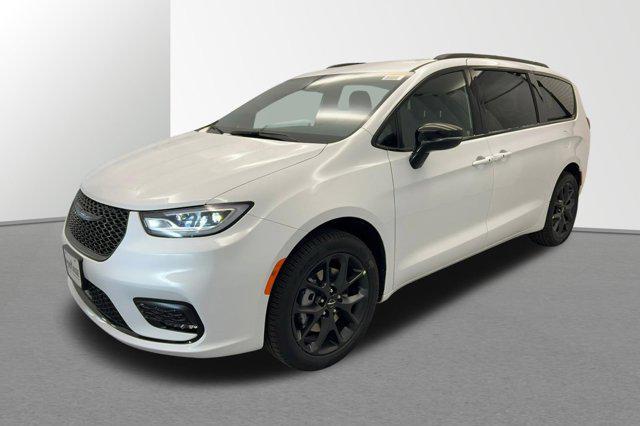new 2024 Chrysler Pacifica car, priced at $43,942