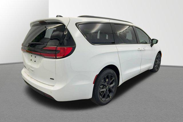 new 2024 Chrysler Pacifica car, priced at $43,942