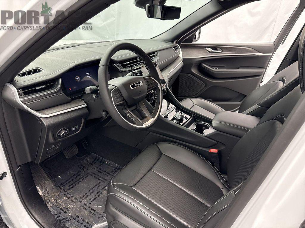 new 2025 Jeep Grand Cherokee car, priced at $50,200