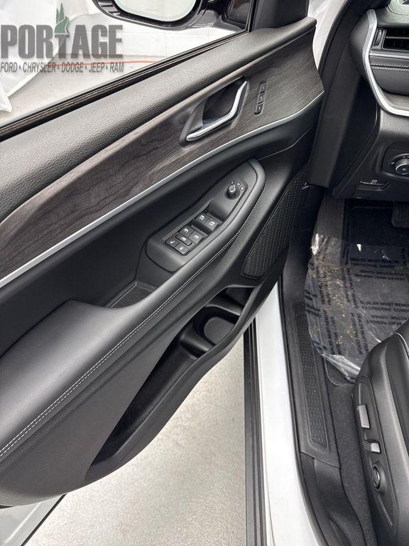 new 2025 Jeep Grand Cherokee car, priced at $50,200