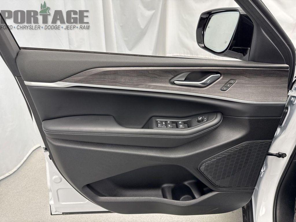 new 2025 Jeep Grand Cherokee car, priced at $50,200