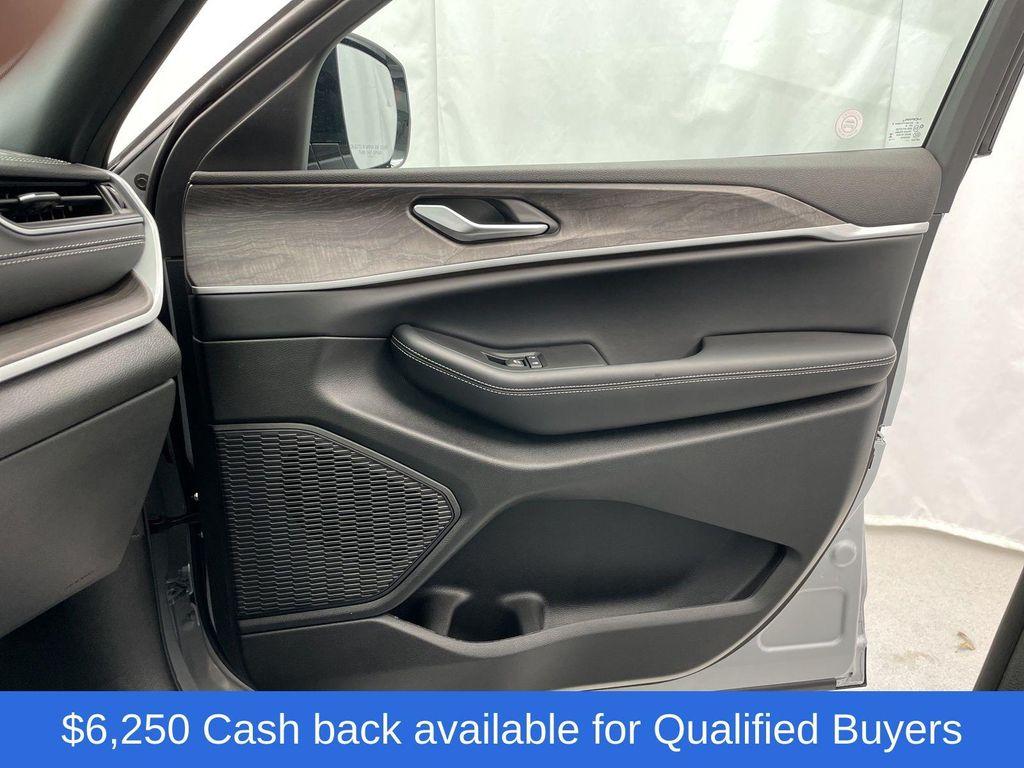 new 2025 Jeep Grand Cherokee car, priced at $37,991