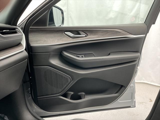 new 2025 Jeep Grand Cherokee car, priced at $43,751