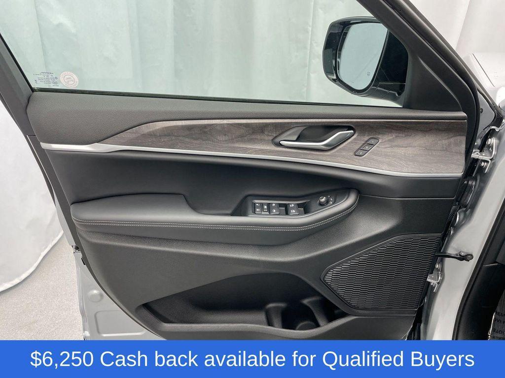 new 2025 Jeep Grand Cherokee car, priced at $37,991