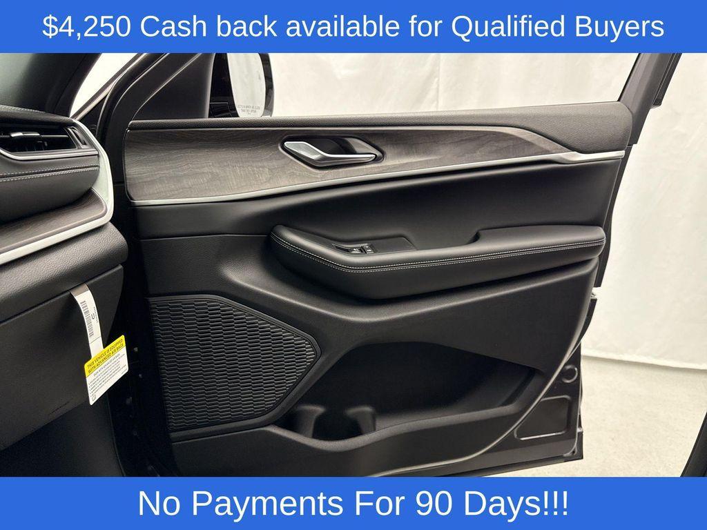 new 2025 Jeep Grand Cherokee car, priced at $45,731