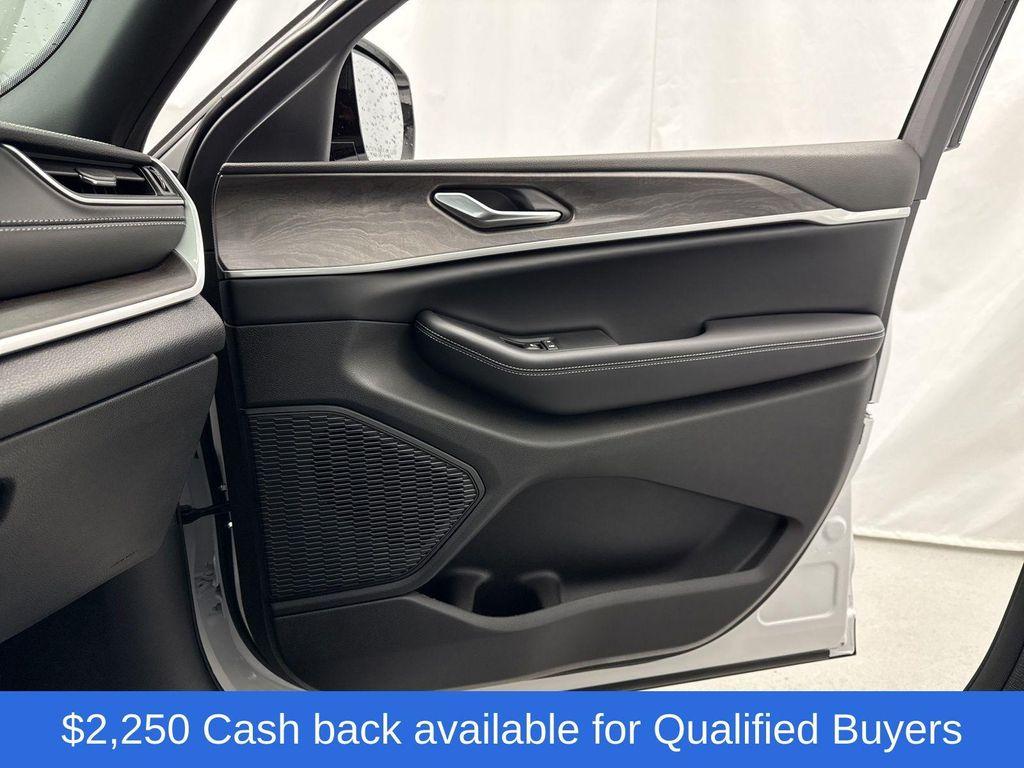 new 2025 Jeep Grand Cherokee car, priced at $44,033