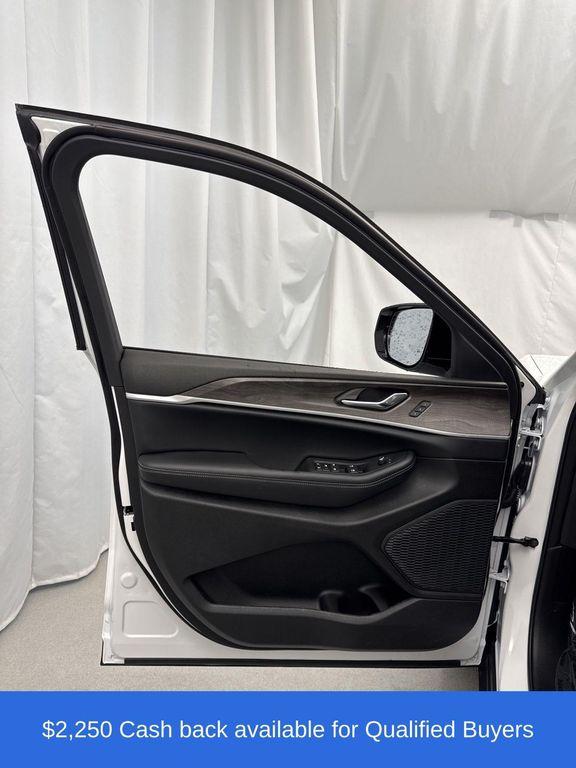 new 2025 Jeep Grand Cherokee car, priced at $44,033