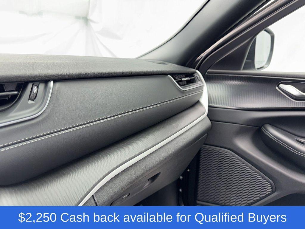 new 2025 Jeep Grand Cherokee car, priced at $38,625