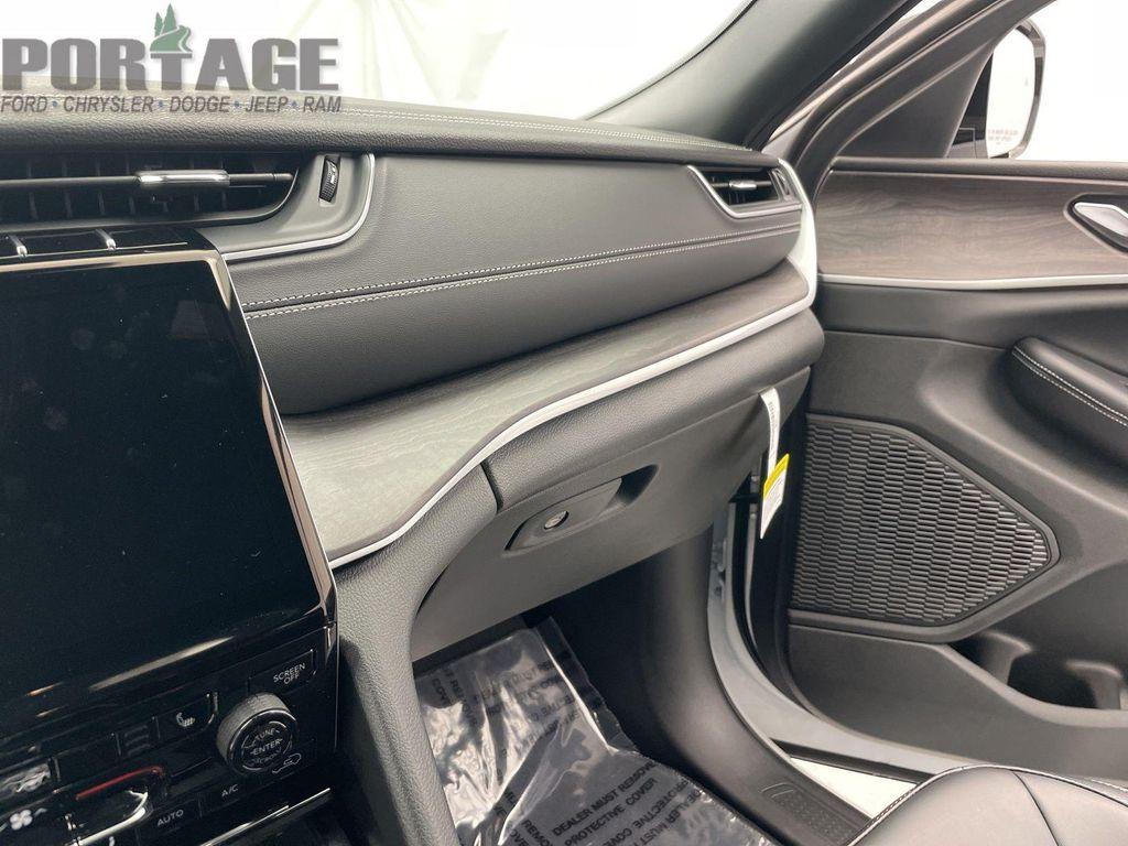 new 2025 Jeep Grand Cherokee L car, priced at $39,065