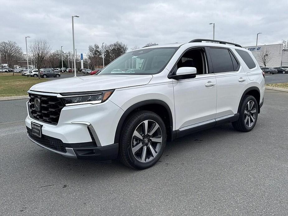 new 2025 Honda Pilot car, priced at $55,945