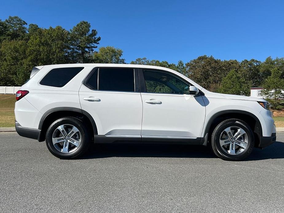 new 2025 Honda Pilot car, priced at $52,675