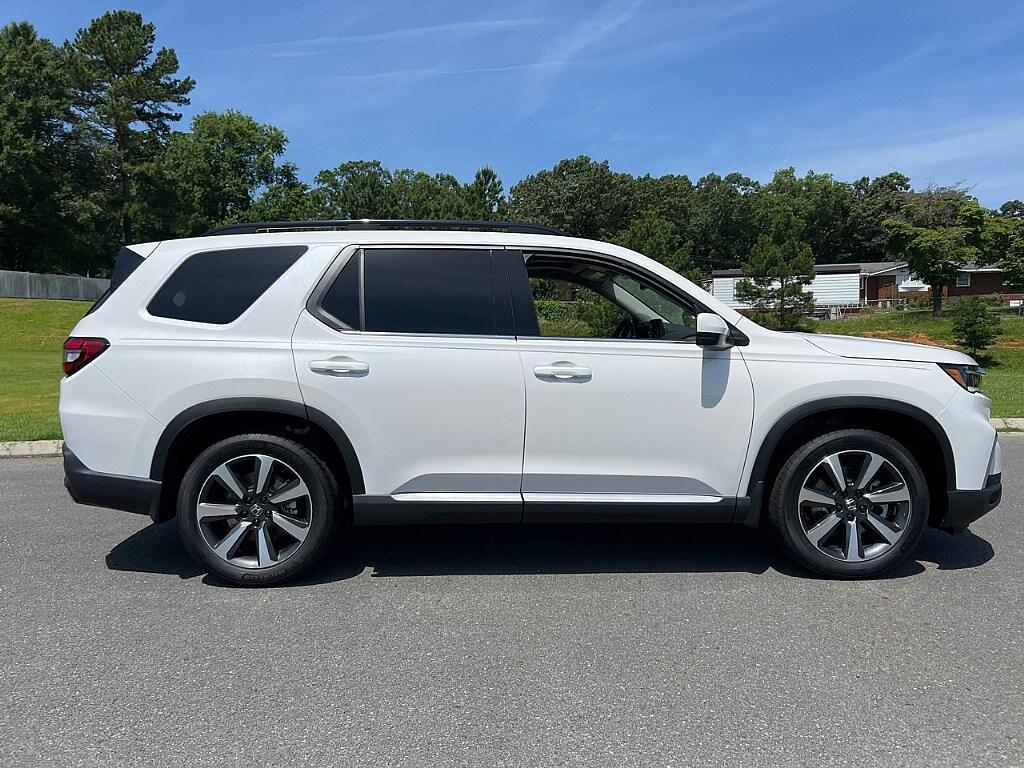 new 2025 Honda Pilot car, priced at $53,900
