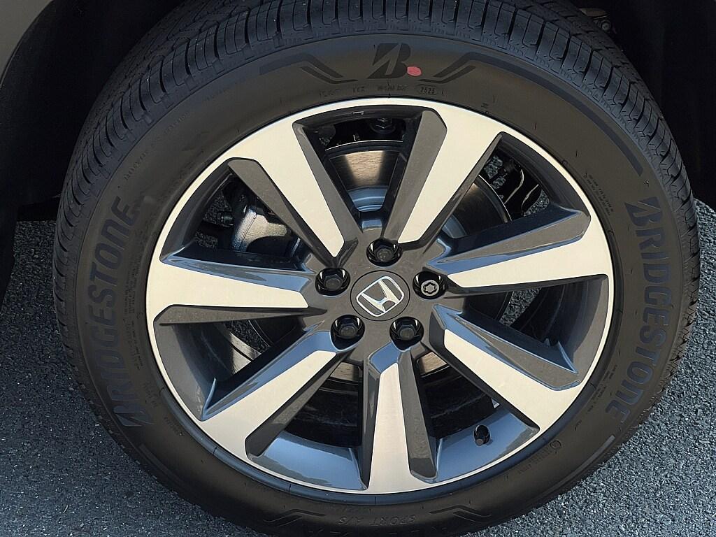 new 2025 Honda Pilot car, priced at $56,045