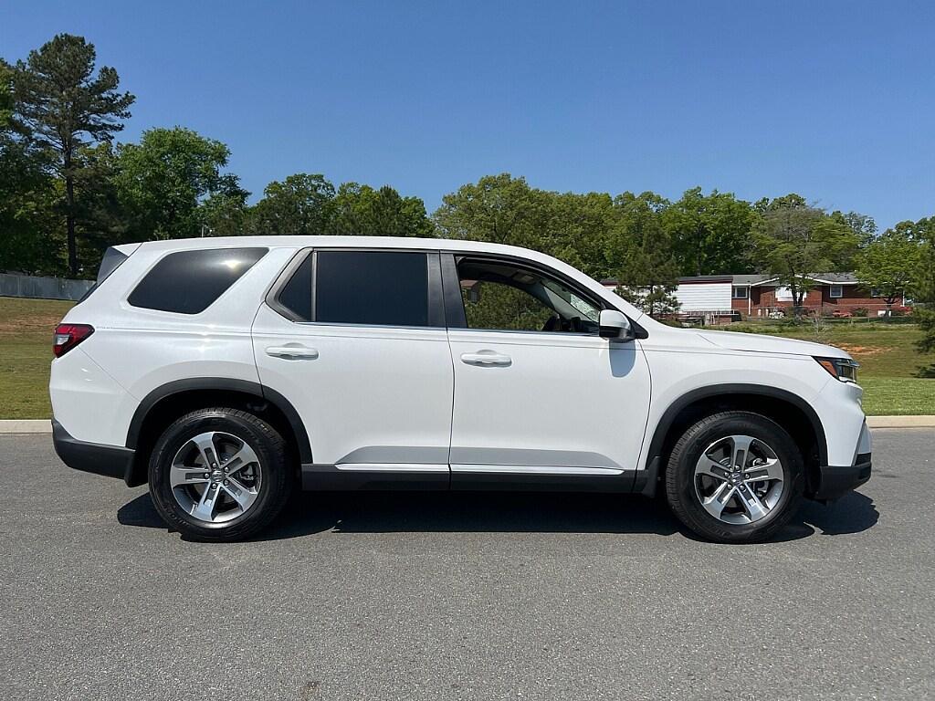 new 2025 Honda Pilot car, priced at $49,900