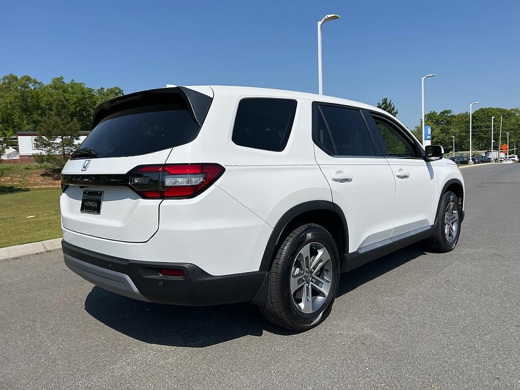 new 2025 Honda Pilot car, priced at $49,900