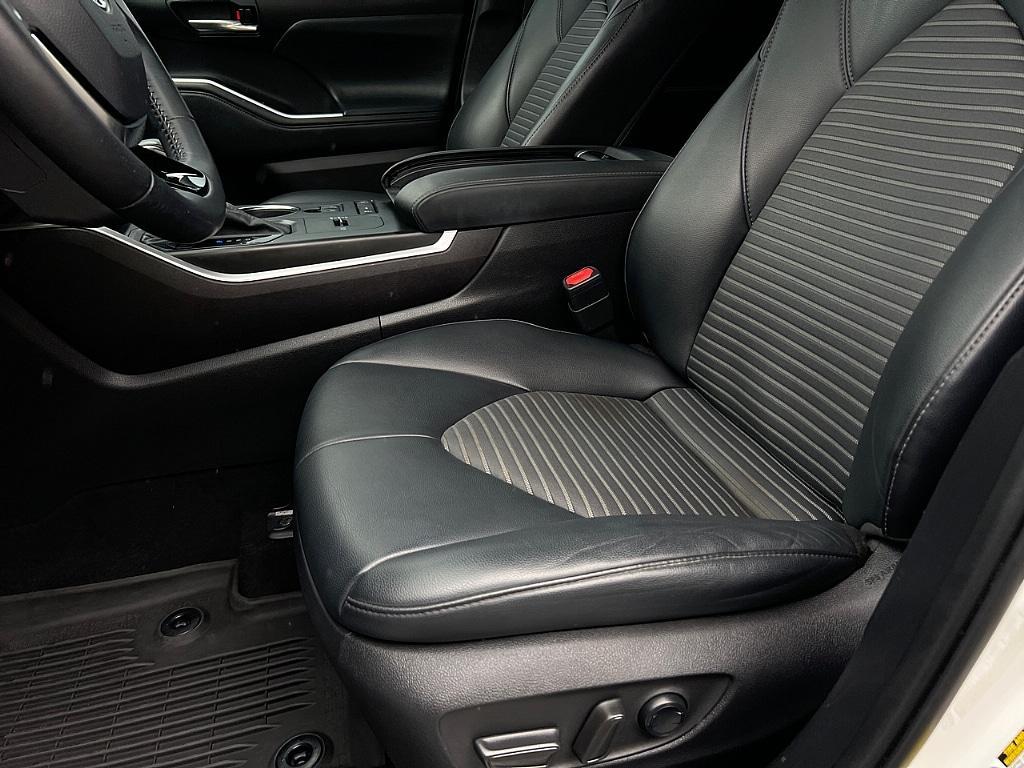 used 2021 Toyota Highlander car, priced at $31,734