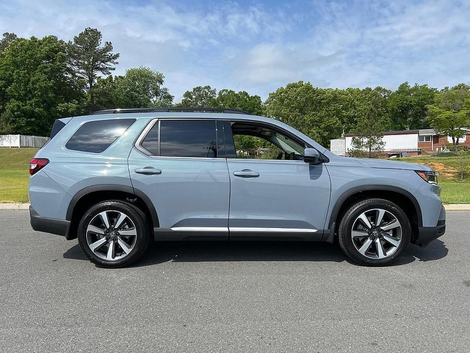 new 2025 Honda Pilot car, priced at $55,645