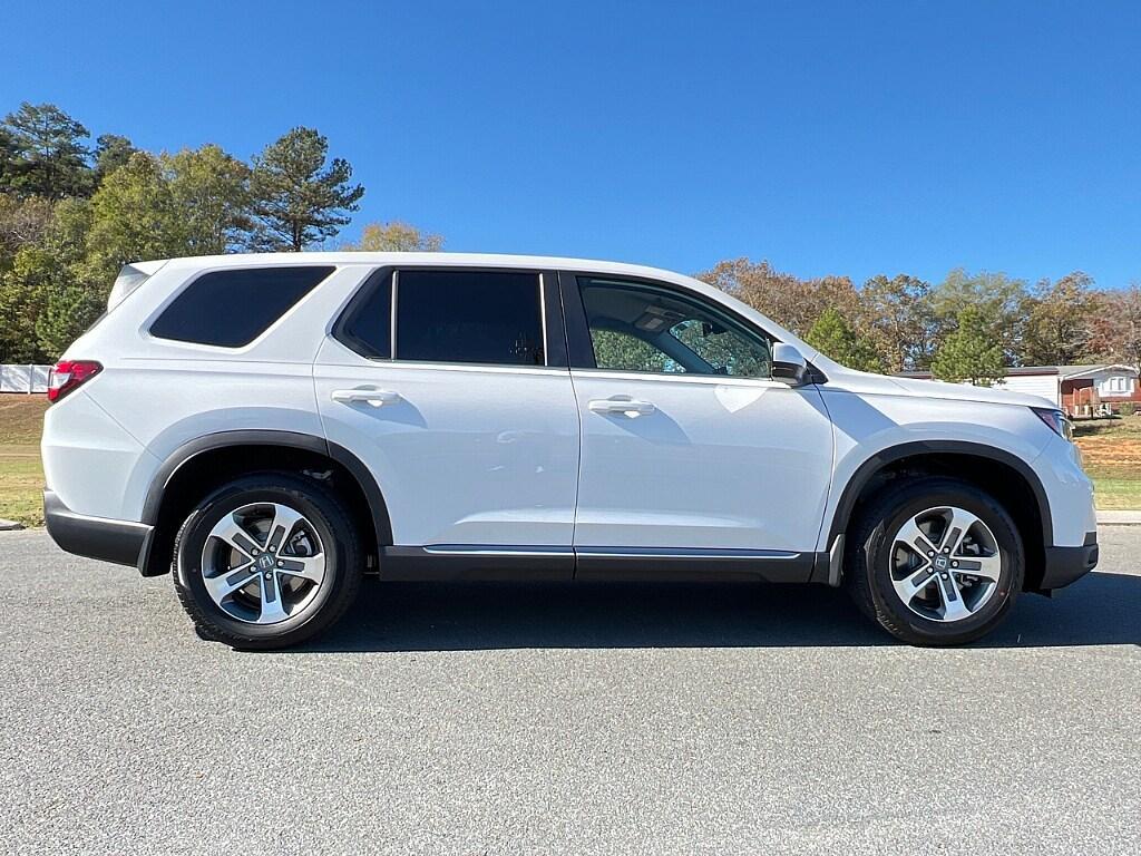 new 2025 Honda Pilot car, priced at $51,945