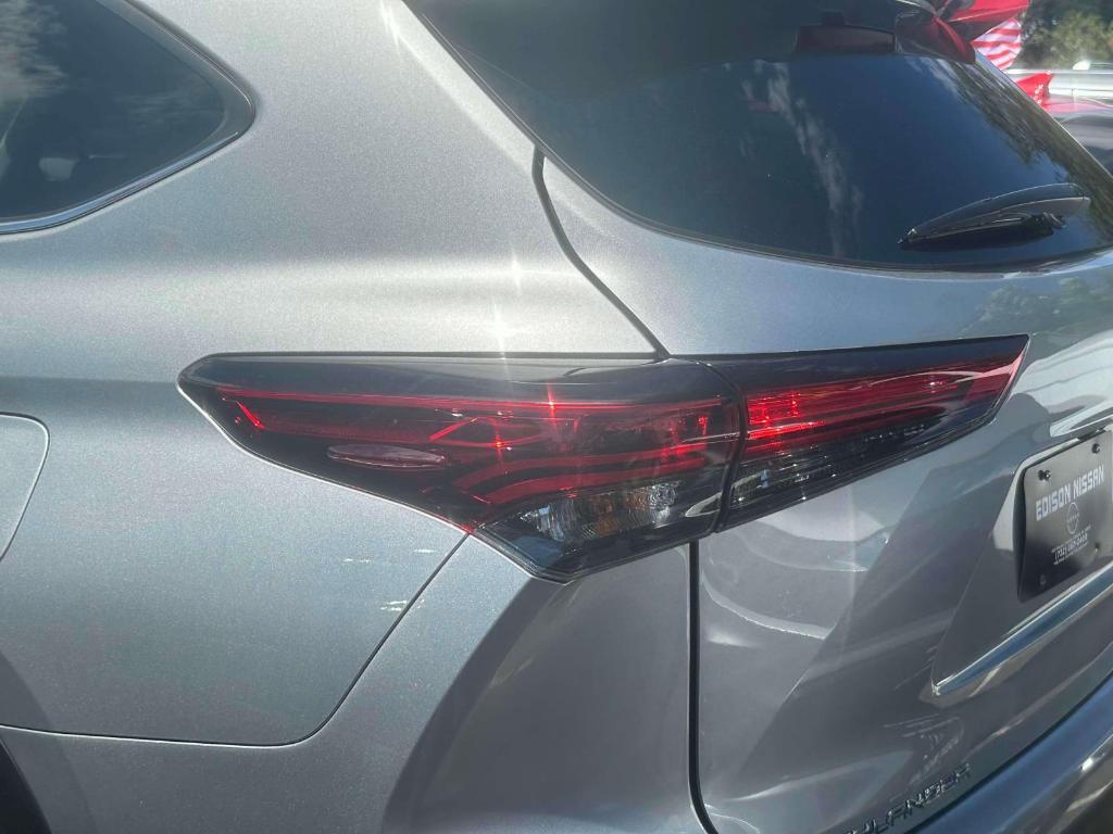 used 2022 Toyota Highlander car, priced at $36,607
